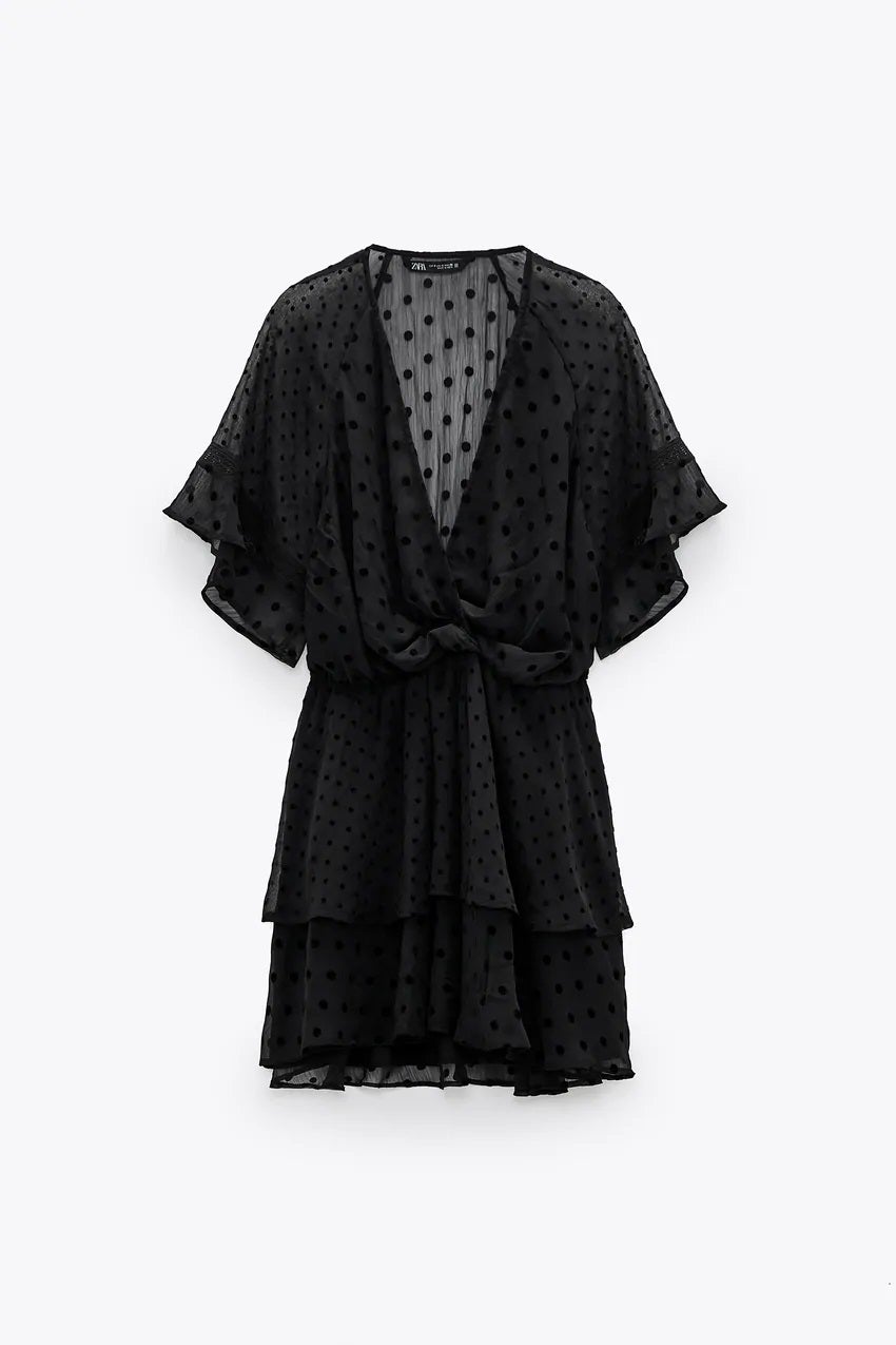 Que los looks de noche no se te resistan: vestido plumeti con volantes, escote a pico y tejido de gasa. (15,99 euros).