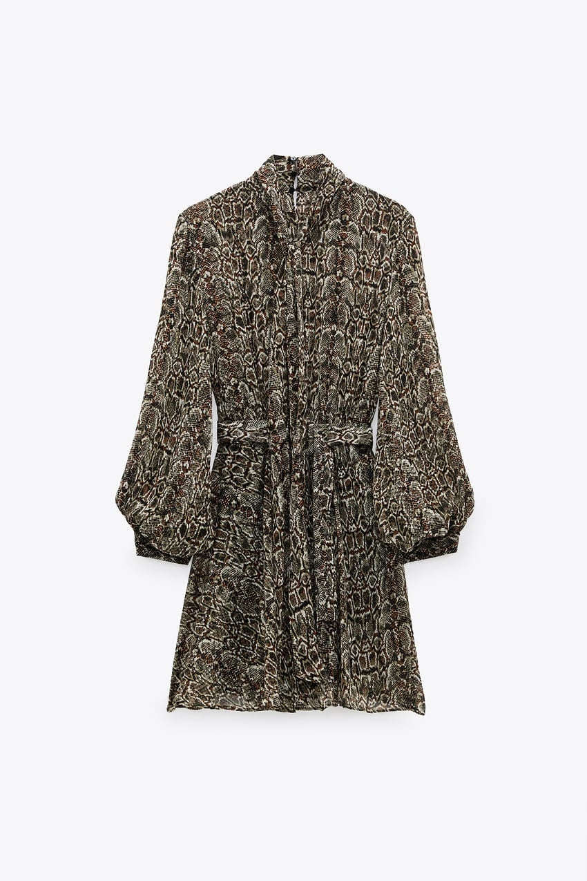 Estampado animal, mangas abullonadas y tejido fluido. Pura tendencia para entretiempo a la que no se van a resistir ni tus botas ni tus botines. (19,99 euros).