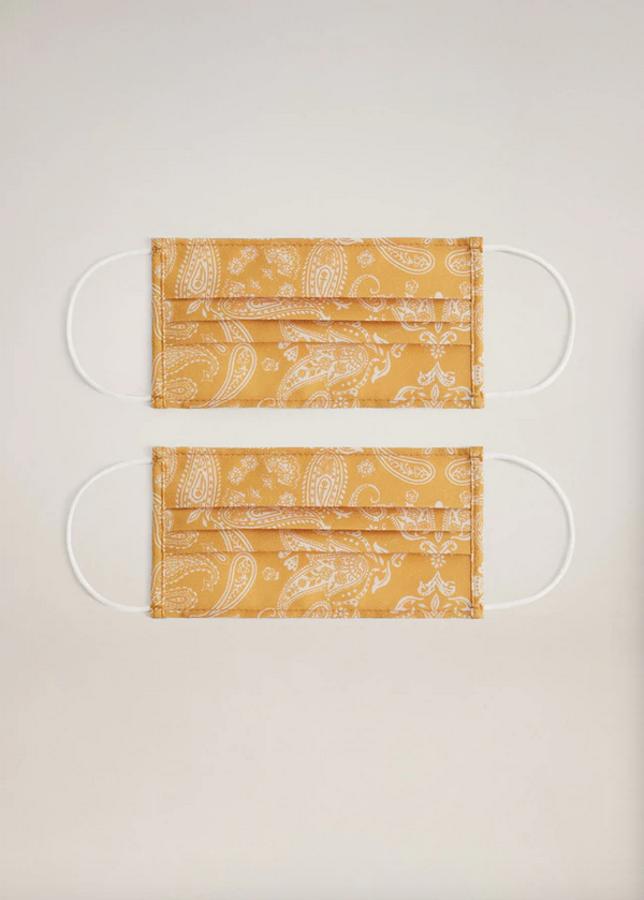 Estampado paisley en tonos mostaza para este pack de dos mascarillas homologadas reutilizables de Mango que permiten cinco lavados y tienen un precio de 9,99 euros.