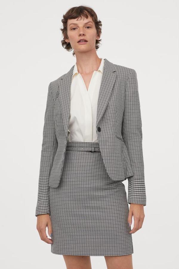 Estampado de pata de gallo en tonos grises para este conjunto de H&M está compuesto por una americana entallada con cuello y solapa, que tiene un precio de 29,99 euros, y una falda de talle alto con cinturón extraíble por 24,99 euros.