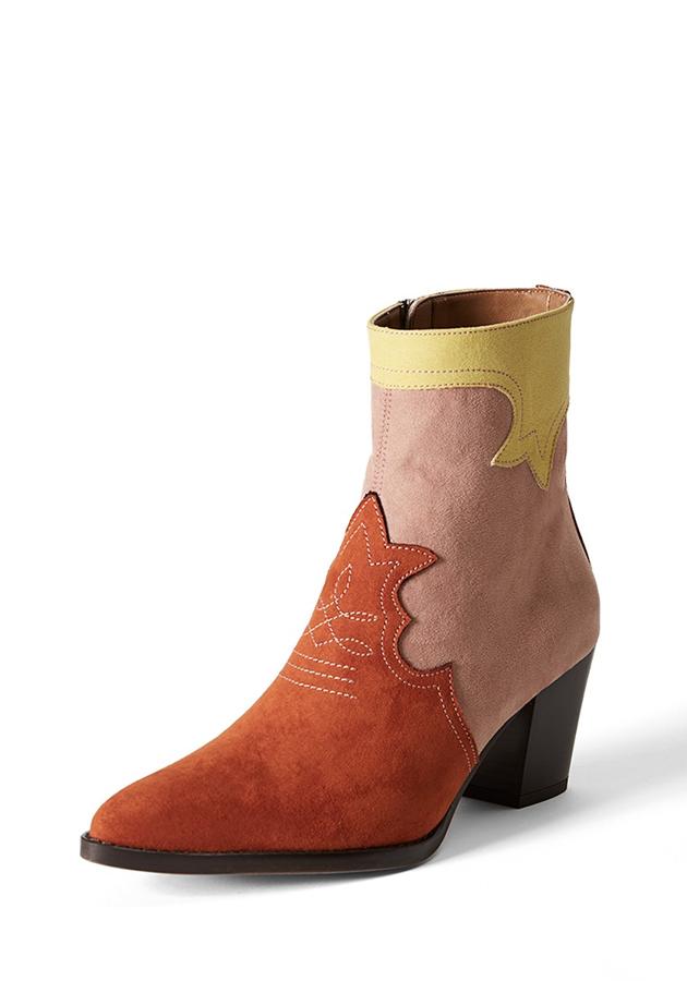 Botín cowboy combinado en diferentes colores de ante, de Mireia Playà (85 euros).