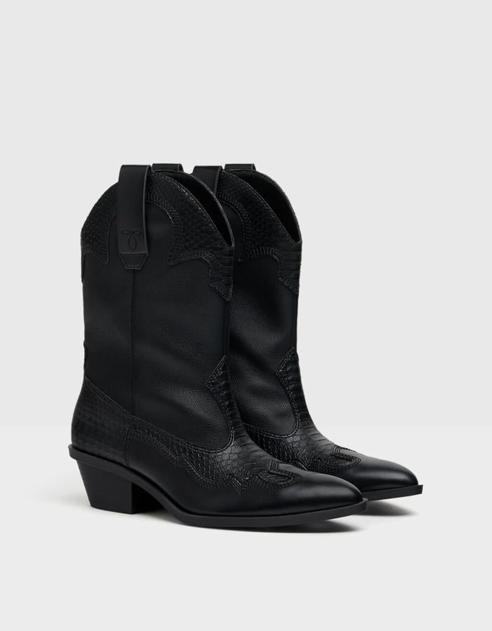 Botas negras de estilo cowboy con textura combinada, de Bershka (39,99 euros).