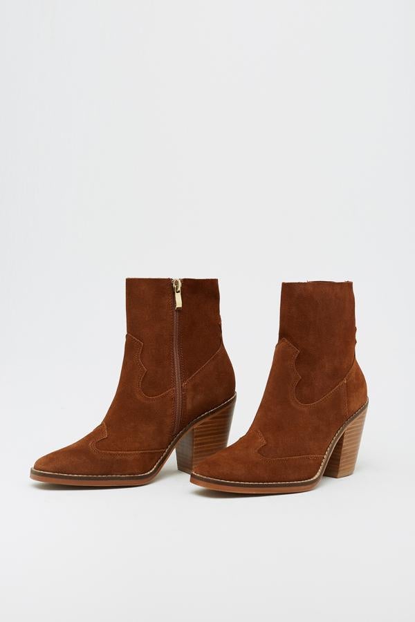 Botines cowboy con tacón y caña estrecha, de Sfera (45,99 euros).