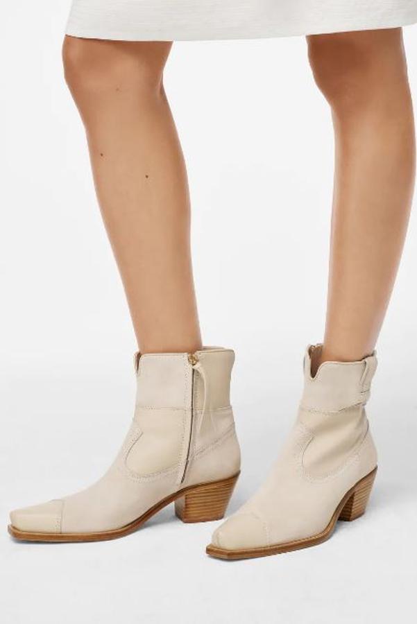 Botines cowboy de piel en color crema de piel, de Zara (129 euros).