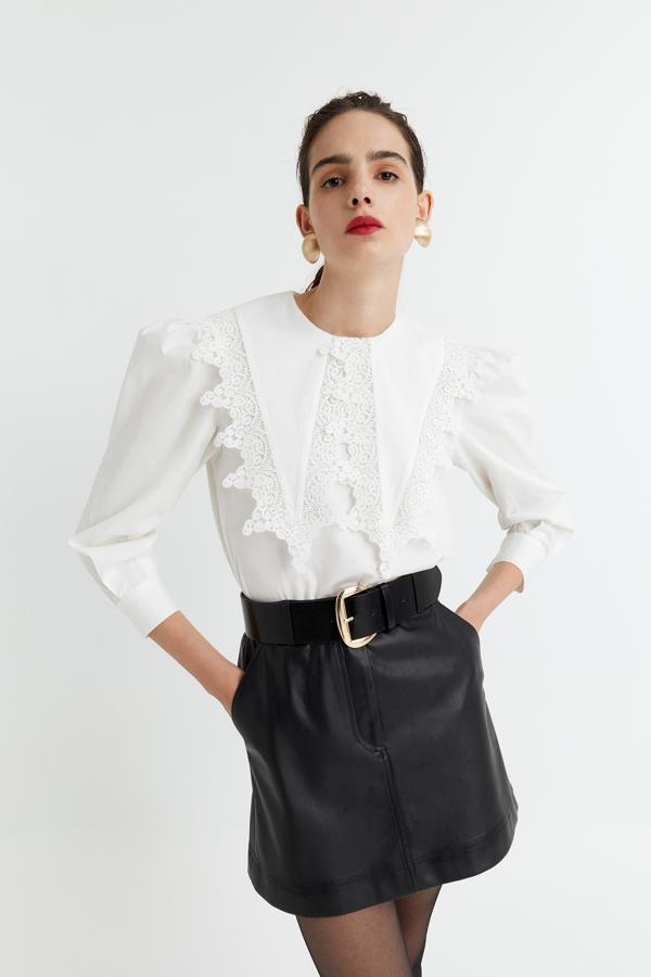 Blusa blanca con cuello bobo triangular, de Sfera (25,99 euros).
