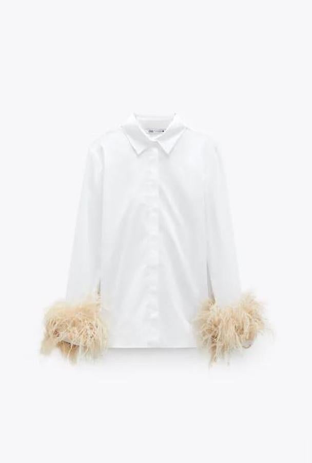 Camisa blanca con plumas en los puños de las mangas, de Zara 69,95 euros).