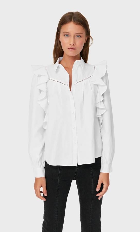 Camisa blanca con detalle de volantes en los hombros, de Stradivarius (19,99 euros).