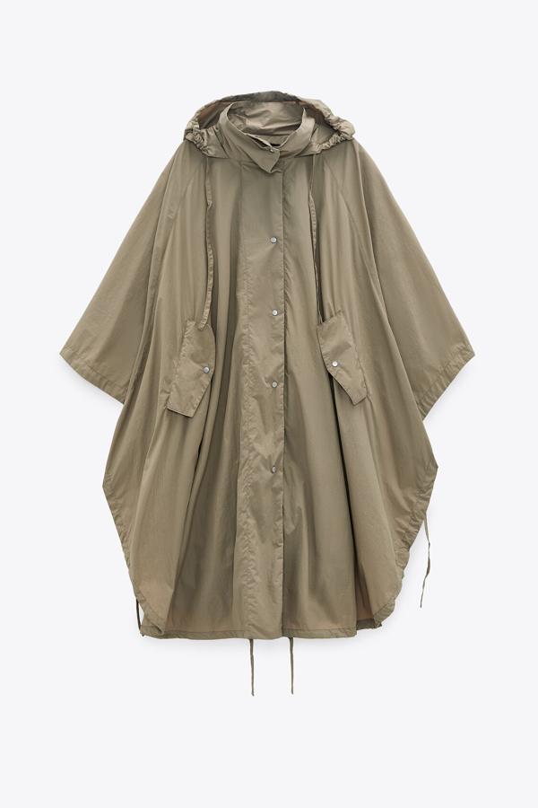 Capa con capucha ajustable, de Zara (49,95 €).