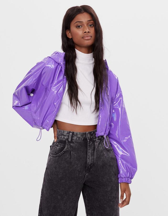 Cortavientos acolchado de vinilo con efecto irisado, de Bershka (29,99 €).