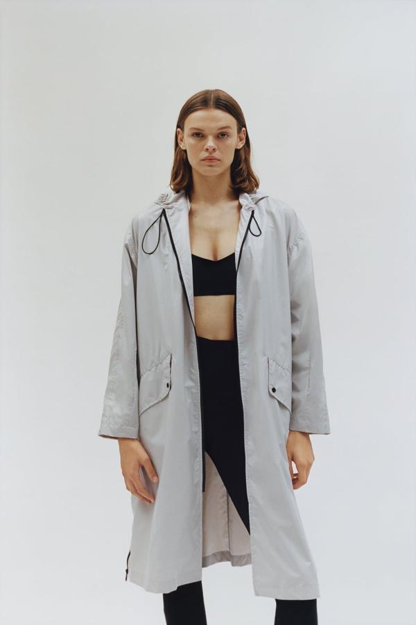 Chubasquero largo con capucha ajustable y cordones elásticos, de Zara (39,95 €).