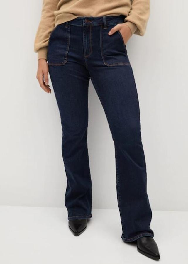 Es el modelo Zendaya, de corte bootcut, y se fabrica en dos azules diferentes, aunque el más clarito está agotadísimo. Es para llevar el bajo largo y tiene los bolsillos a la vista, lo que los convierte en uno de los modelos más originales (39,99 euros).