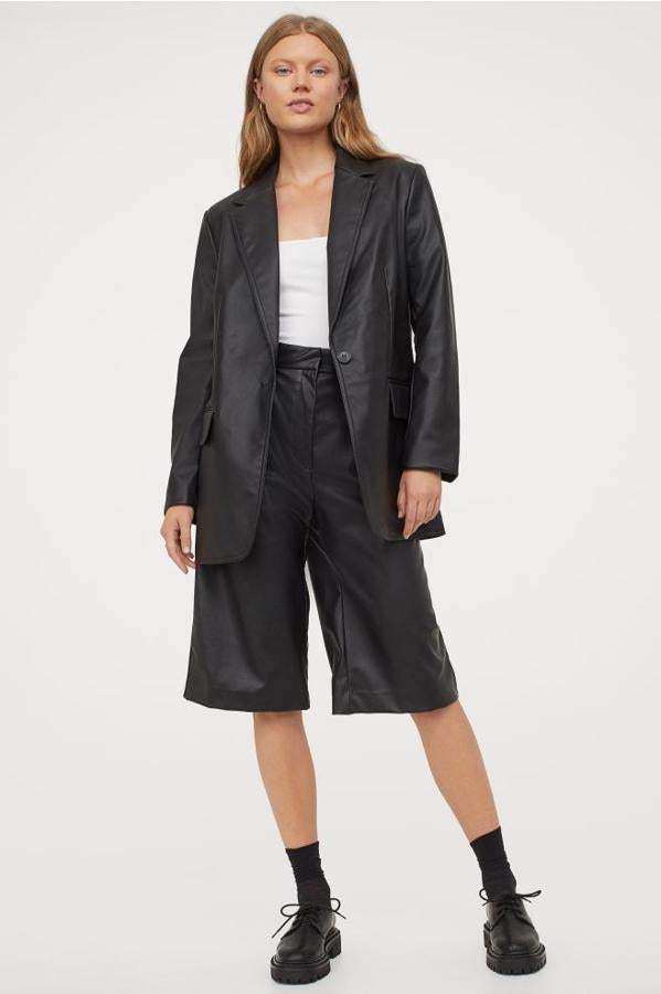 En H&M también hay un traje entero de efecto piel, con pantalón culotte, pero sinceramente, no nos convence. Nos quedamos con la blazer para llevar con unos vaqueros; cuesta 39,99 euros.