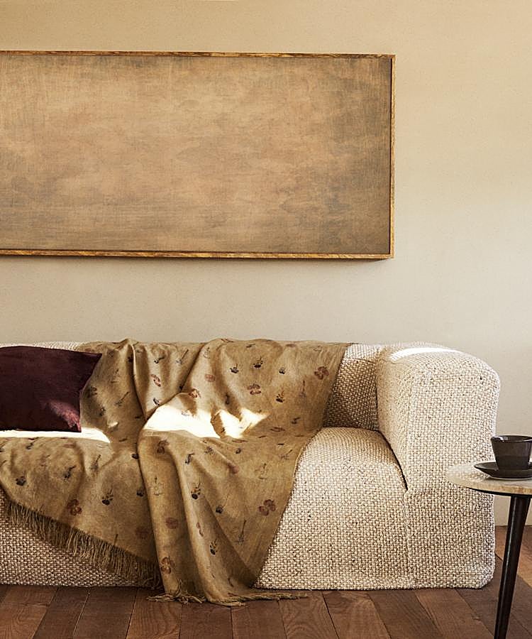 Estamos completamente enamoradas de esta manta de algodón y lino estampada de Zara Home (129 euros).