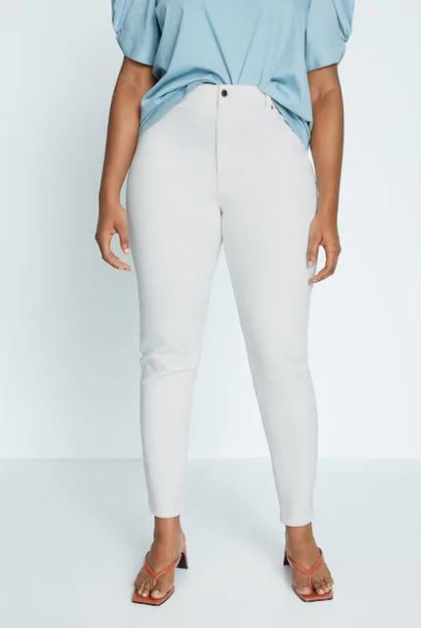 Las chicas curvy también tienen opción de skinny y, aunque con la llegada de nuevos modelos este corte ha quedado desplazado, no renunciamo a él para lelvarlo con kimonos o americanas. Este modelo también lo tienen en azul (39,99 euros).