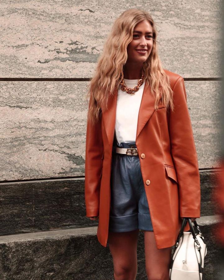 Emili Sindlev, una de las reinas del street style, ha sido de las primeras en llevarla y lo ha hecho en tono arcilla. Porque no siempre tiene que ser negra y en el low cost también hay opciones en tonos tierra.