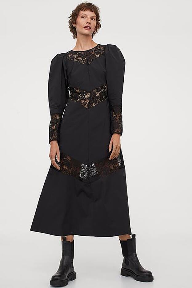 Vestido negro de corte midi con ribete de encaje de la nueva colección de H&M. (19,99 euros).