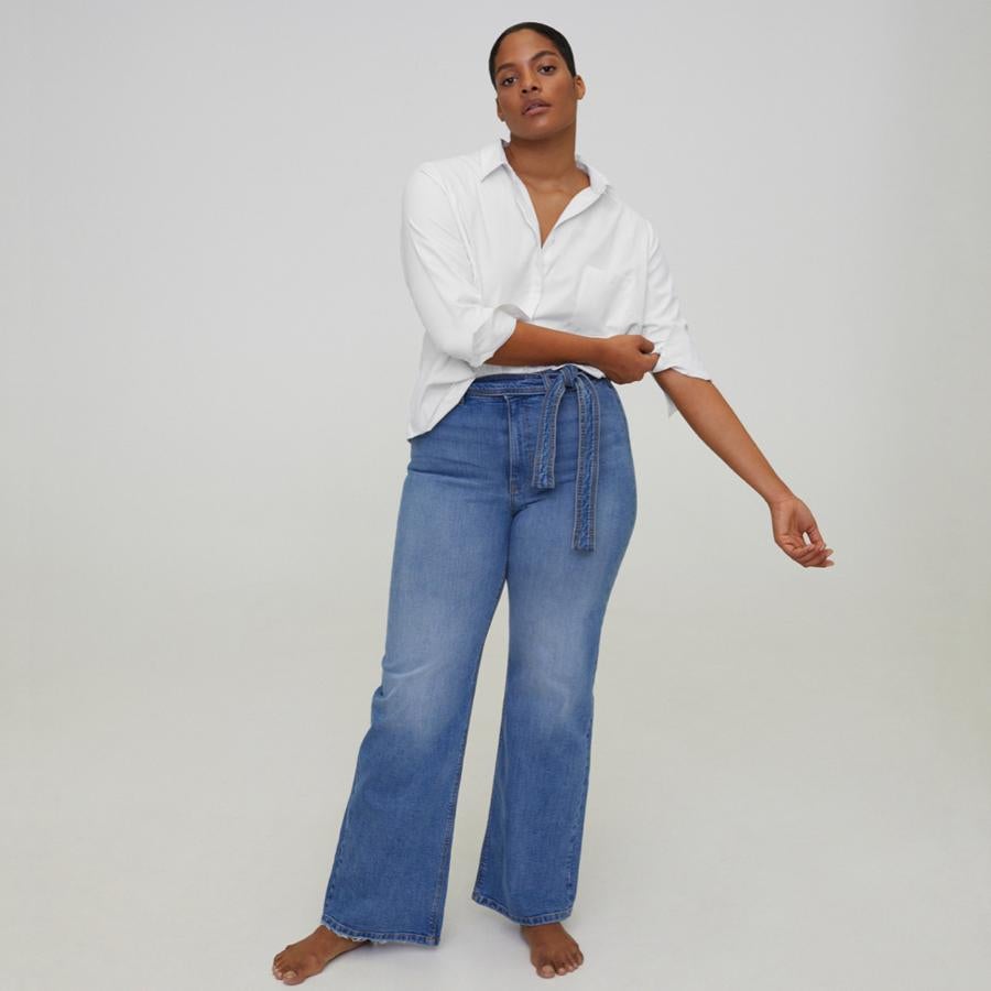 Vaqueros wideleg (uno de los cortes que más se llevan esta temporada) en azul clásico pero con un detalle incorporado que marca la silueta, el cinturón denim (39,99 euros).