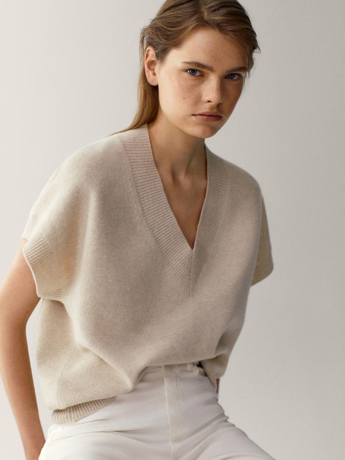 Con cuello de pico y diseño de hombros caídos, este chaleco de lana de Massimo Dutti en color beige tiene un precio de 69,95 euros y está disponible entre las tallas XS y L.
