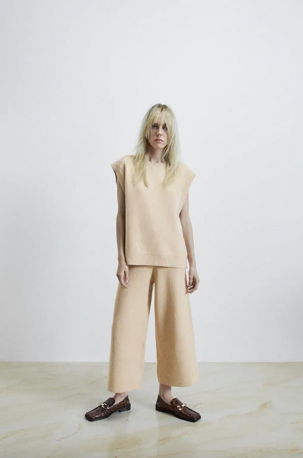 Con acabados en rib y cuello redondo, este chaleco de Zara en color tostado tiene un precio de 29,95 euros y está disponible en las tallas S, M y L.