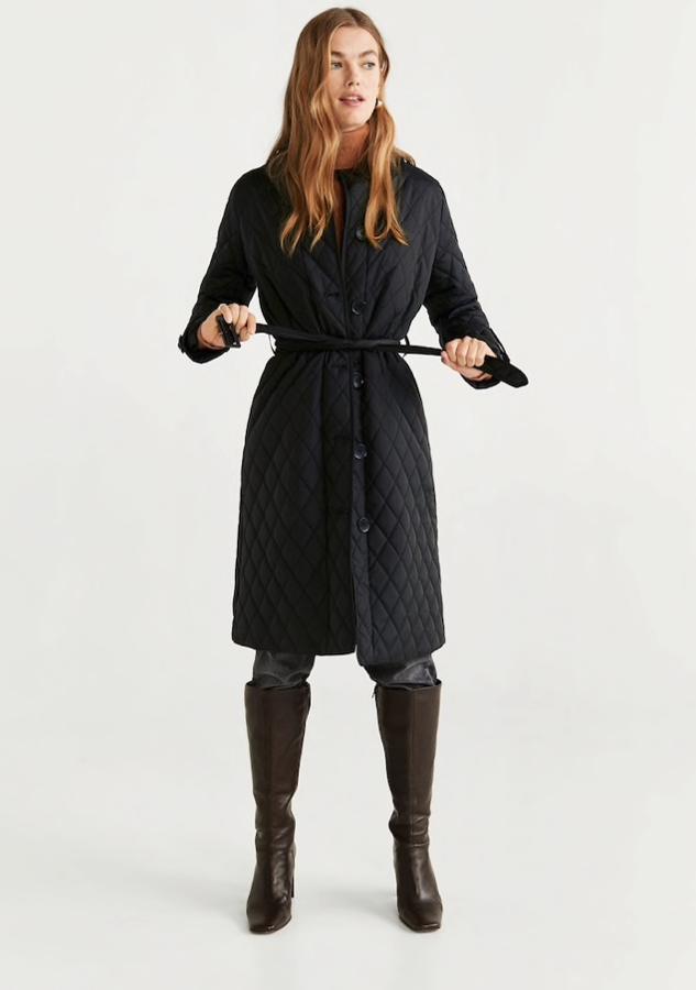 Abrigo tipo trench, en tejido acolchado negro (una de las maxitendencias de este otoño), de Mango Outlet (49,99 euros).