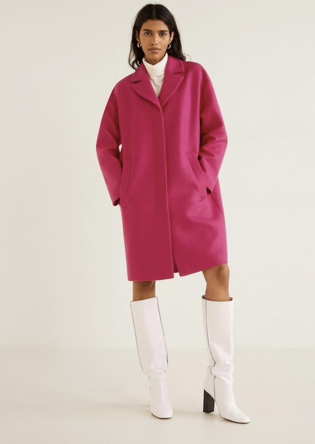 Hay chicas a las que no les gusta pasar desapercibidas. Y con una brigo de inspiración retro en fucsia, como este de Mango Outlet, te aseguramos que no lo harás (49,99 euros).