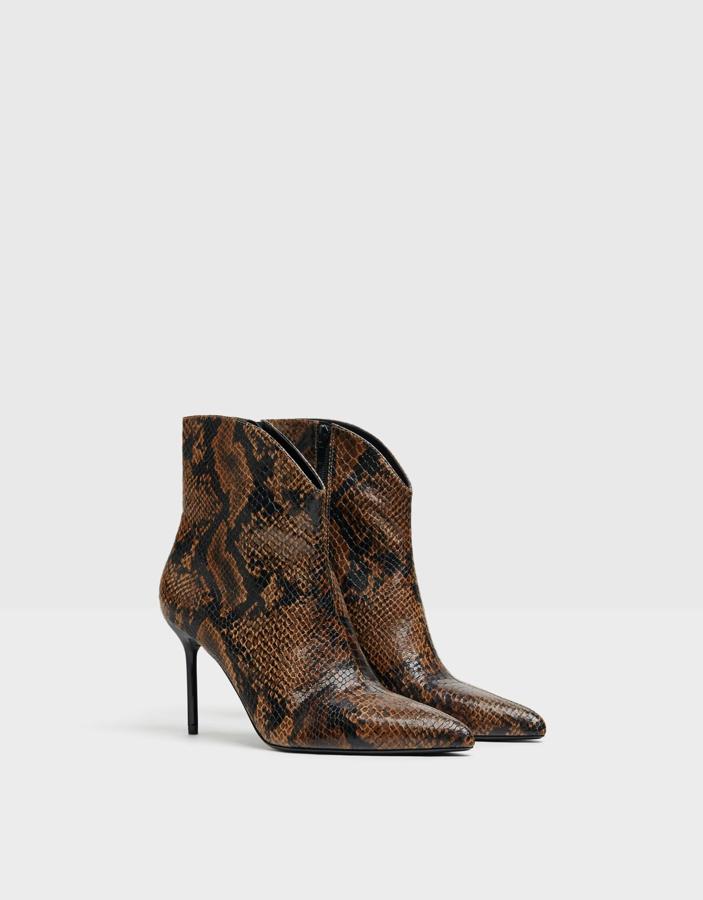 En un buen fondo de armario no puede faltar un calzado con estampado animal print. Y si no eres muy amiga del leopardo, apuesta por la serpiente. Nosotras hemos tenido un flechazo con estos botines de Bershka que tienen un tacón de infarto que estiliza al máximo. Su precio es de 35,99 euros.
