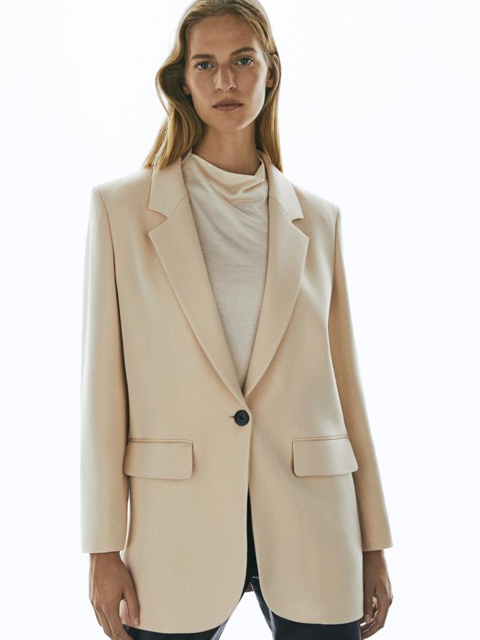 Americana espumosa de lana, de corte masculino en color crudo, de la colección de edición limitada de Massimo Dutti (229 euros).