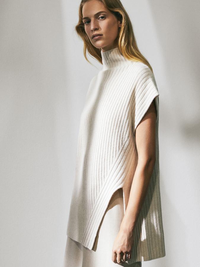 Jersey de canalé, tipo capa sin mangas, en color crudo, de la colección de edición limitada de Massimo Dutti (79,95 euros).