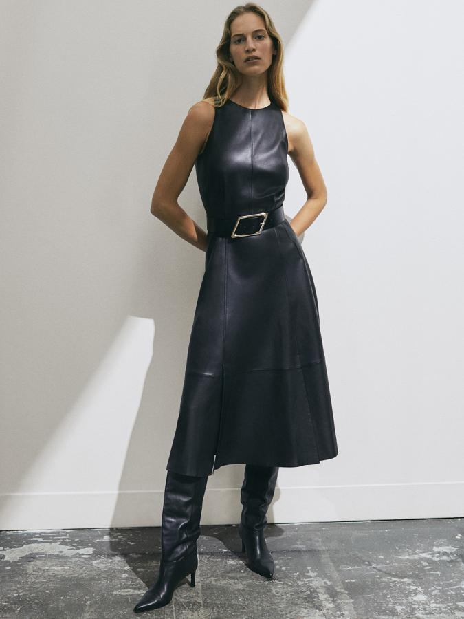 Vestido de cuero en color negro, sin mangas y con vuelo (el cinturón va aparte), de la colección de edición limitada de Massimo Dutti (299 euros). Está agotado y tiene lista de espera en todas las tallas.