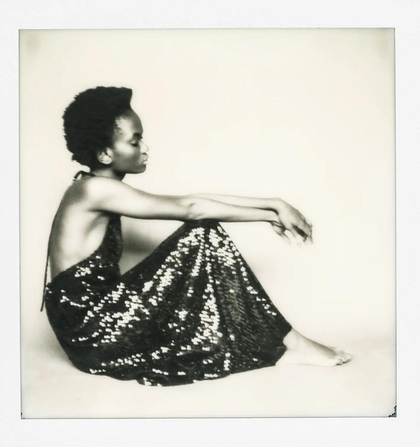 Las lentejuelas llenan de brillo las prendas más especiales de la nueva colección de Zara, como este vestido de escote halter (39.95 euros).