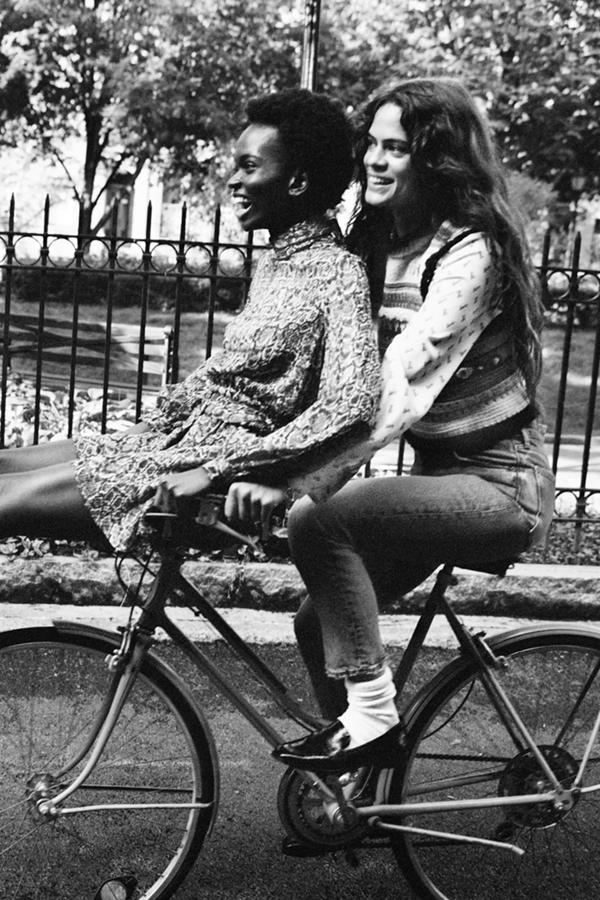 El vestido 'animal print' de inspiración retro es de los Special Prices y está rebajado a 19.95 euros, pero el chaleco de punto (29.95 euros) y la blusa 'cropped' con hombreras (29.95 euros) sí que son de la nueva colección de Zara.