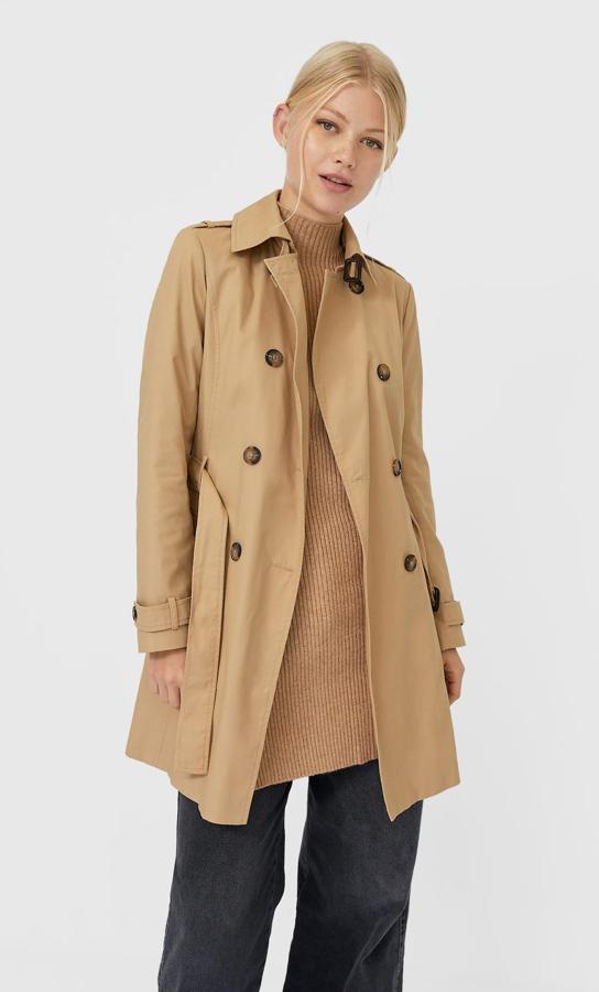En color beige, de corte medio y con cinturón, de Stradivarius (29,99 euros).