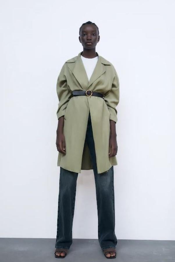 En color caqui y de corte fluido, de Zara (29,95 euros).