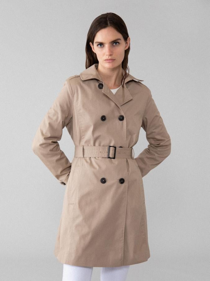 -de corte clásico con botones, de Lefties (19,99 euros).