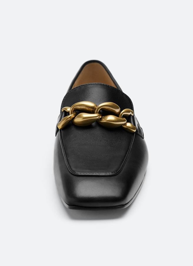 En corte de piel curtida ovina utilizando prácticas sostenibles, estos mocasines negros de Uterqüe tienen cadena decorativa dorada en el empeine y podemos comprarlos por 89 euros entre los números 35 y 42.