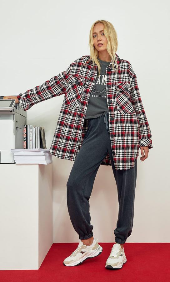 Rojo, negro y blanco para el estampado de cuadros de esta sobrecamisa que podemos encontrar en Stradivsrius y viene con cuello solapa, bolsillos delanteros con solapa y cierre frontal con botones. Cuesta 35,99 euros y está disponible entre las tallas XS y XL.