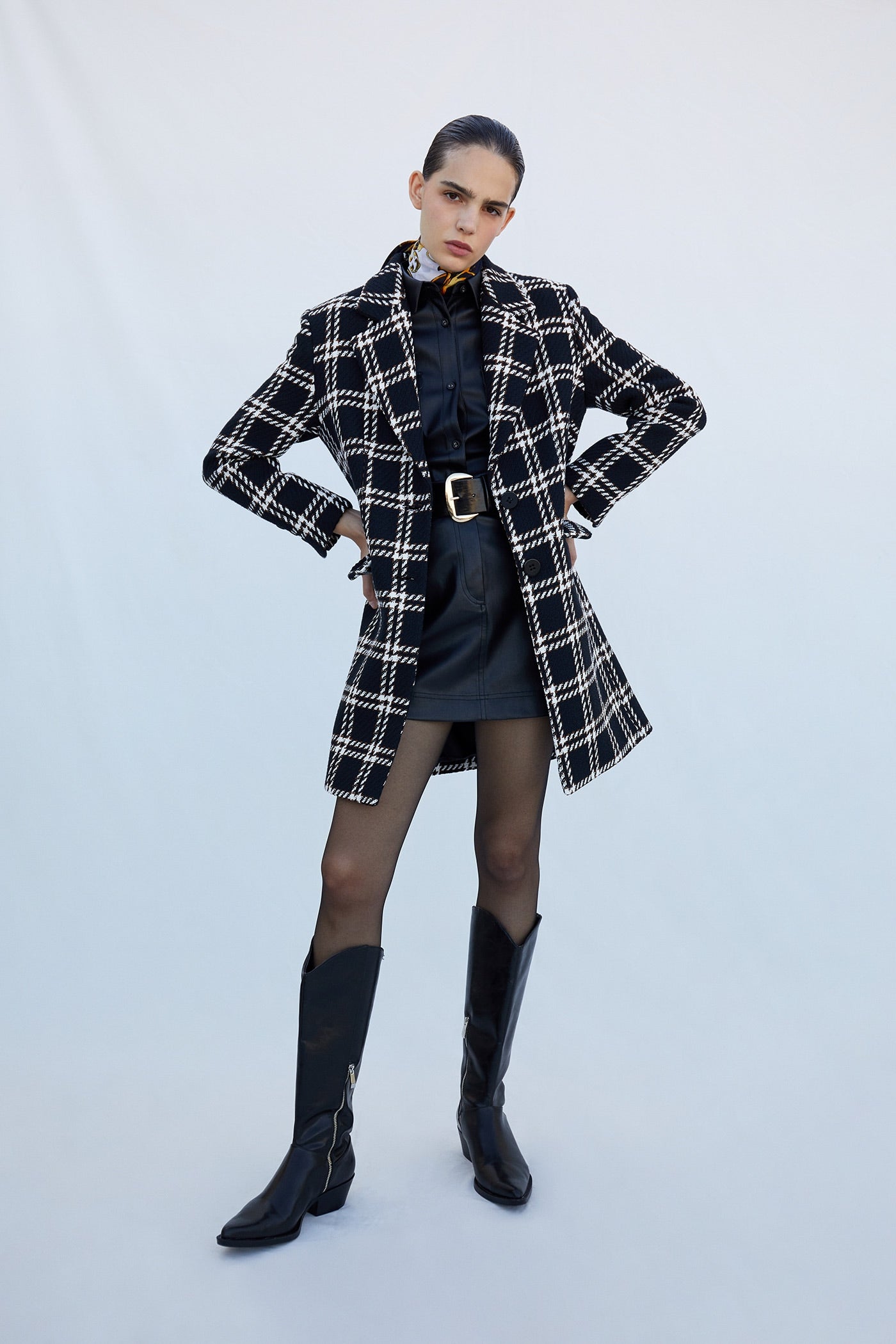 Abrigo de corte clásico con estampado de cuadros. (69,99 euros).