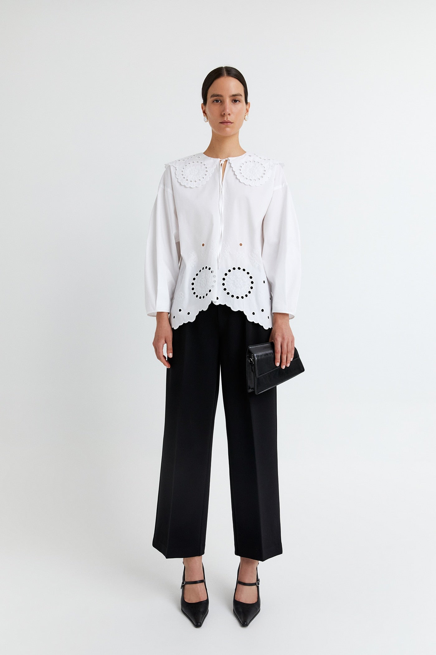 Camisa blanca bordada con cuello bobo y lazada ajustable de la nueva colección de Sfera. Ideal para combinar con pantalones y faldas este otoño. (39,99 euros).