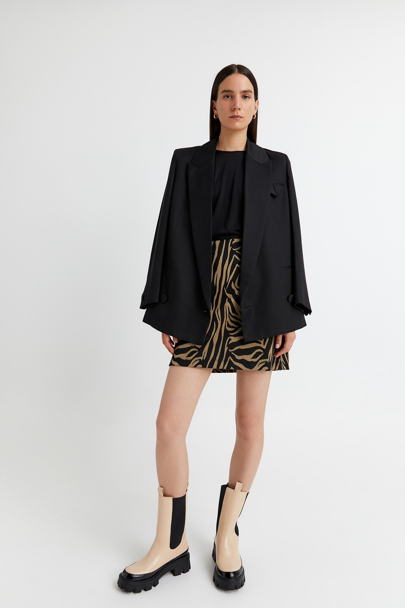 Falda mini con estampado de cebra. (15,99 euros).