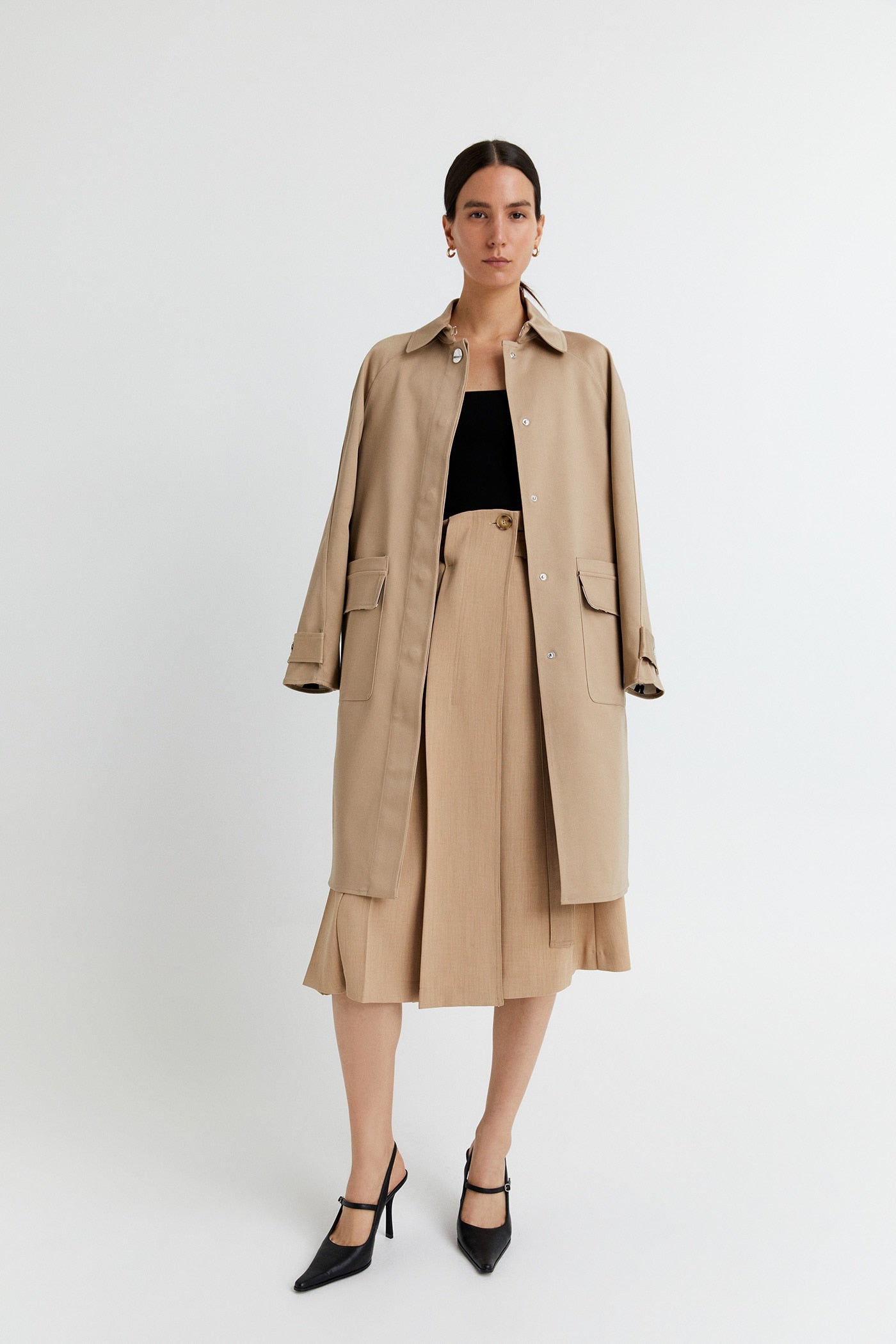 Por un lado beige, por el otro leopardo. Esta gabardina reversible de la nueva colección de Sfera es todo un acierto por su versatilidad a la hora de combinarla en looks de otoño. (69,99 euros).