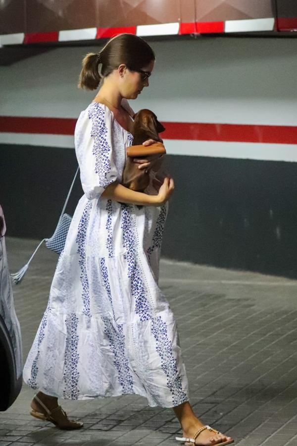 Pocos días antes de dar a luz, la veíamos con su perro en brazos y un vestido de Zara del mismo estillo, también amplio y con manga abullonada que acompañó con un bolso de piel de burbujas, de Tissa Fontaneda, azul bebé.
