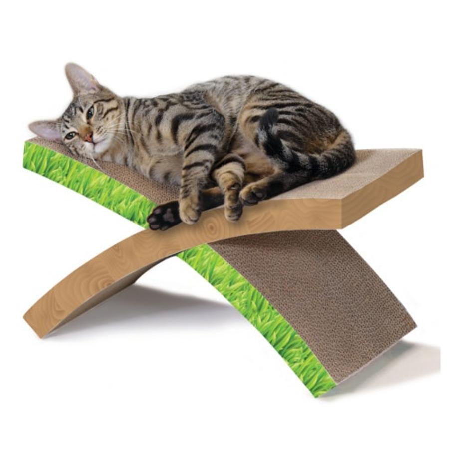 ¿Crees que tu gato tiene alma de emperador romano? Si es así, entonces deja que se relaje a su gusto en esta genial  hamaca rascadora Easy Life Hammock , robusta, plegable y con un toque de catnip para que tu amigo peludo se enamore de ella a primera vista. Está rebajada en Tiendanimal a 29,99 euros.