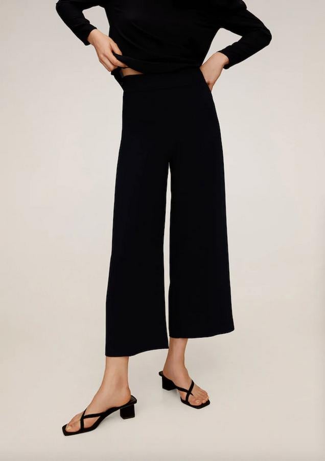 Diseño crop para este pantalón culotte en color negro, de tiro medio y cierre lateral de cremallera. De 29,99 euros ha pasado a costar 19,99 euros y solo queda en la talla S.