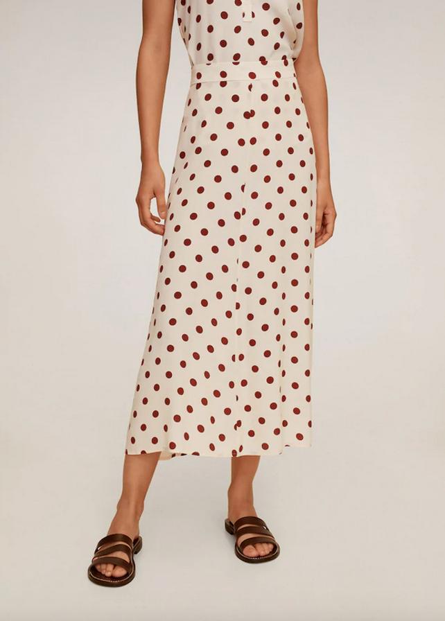 Fondo crudo y estampado de lunares en tonos marrones para esta falda midi acampanada con fruncido en la espalda para dar volumen. De 25,99 euros ha pasado a costar 15,99 euros y está disponible entre las tallas XS y XL.