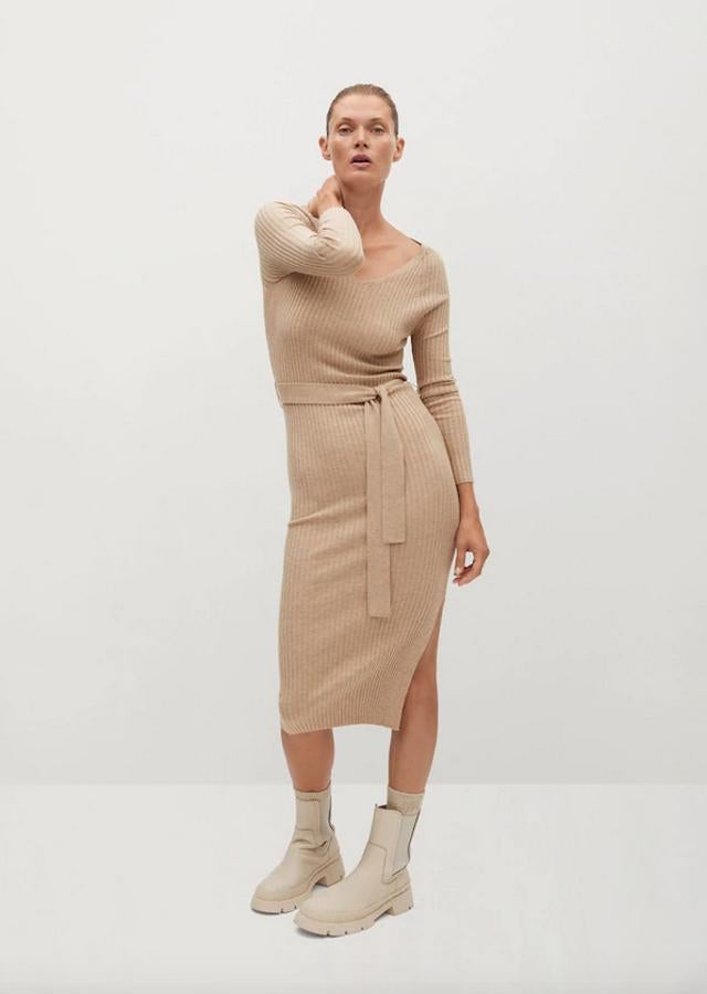 Confeccionado en punto de canalé, este vestido beige de Mango, que también está disponible en color negro, viene con cuello de pico, cinturón extraíble a tono y bajo con abertura lateral. Cuesta 29,99 euros y podemos encontrarlo entre las tallas XS y XL.
