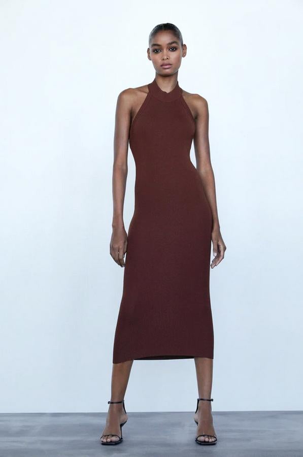 Otra de las propuestas de Zara es este bonito vestido en color burgundy con cuello halter que cuesta 29,95 euros y está disponible en las tallas S, M y L.
