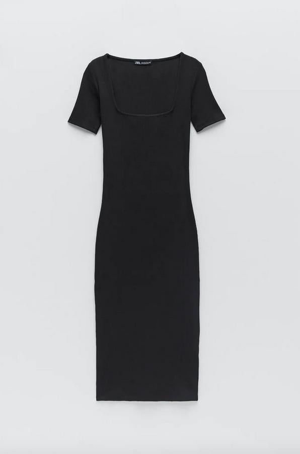 De escote cuadrado y manga corta, este vestido ajustado en color negro es de Zara, tiene un precio de 9,95 euros y está disponible en las tallas S y M y en los colores beige y verde.