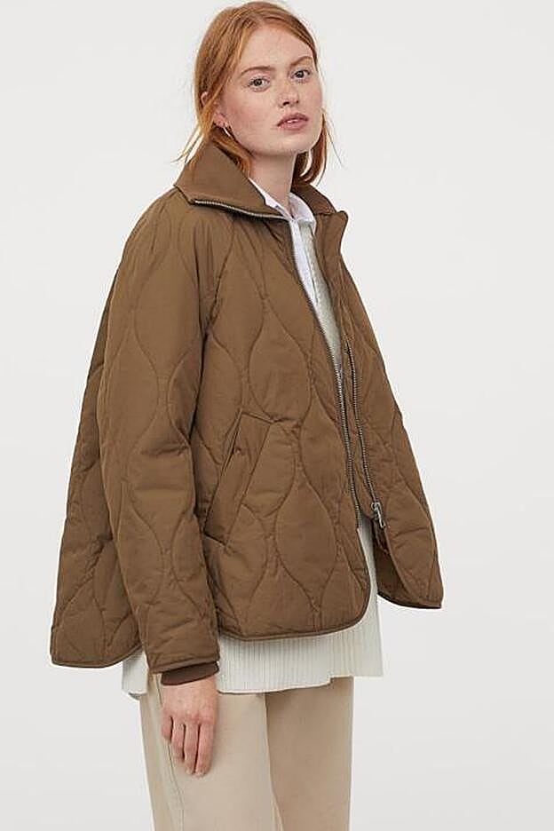 Un diseño guateado espectacular gracias al vuelo y la asimetría en la espalda.