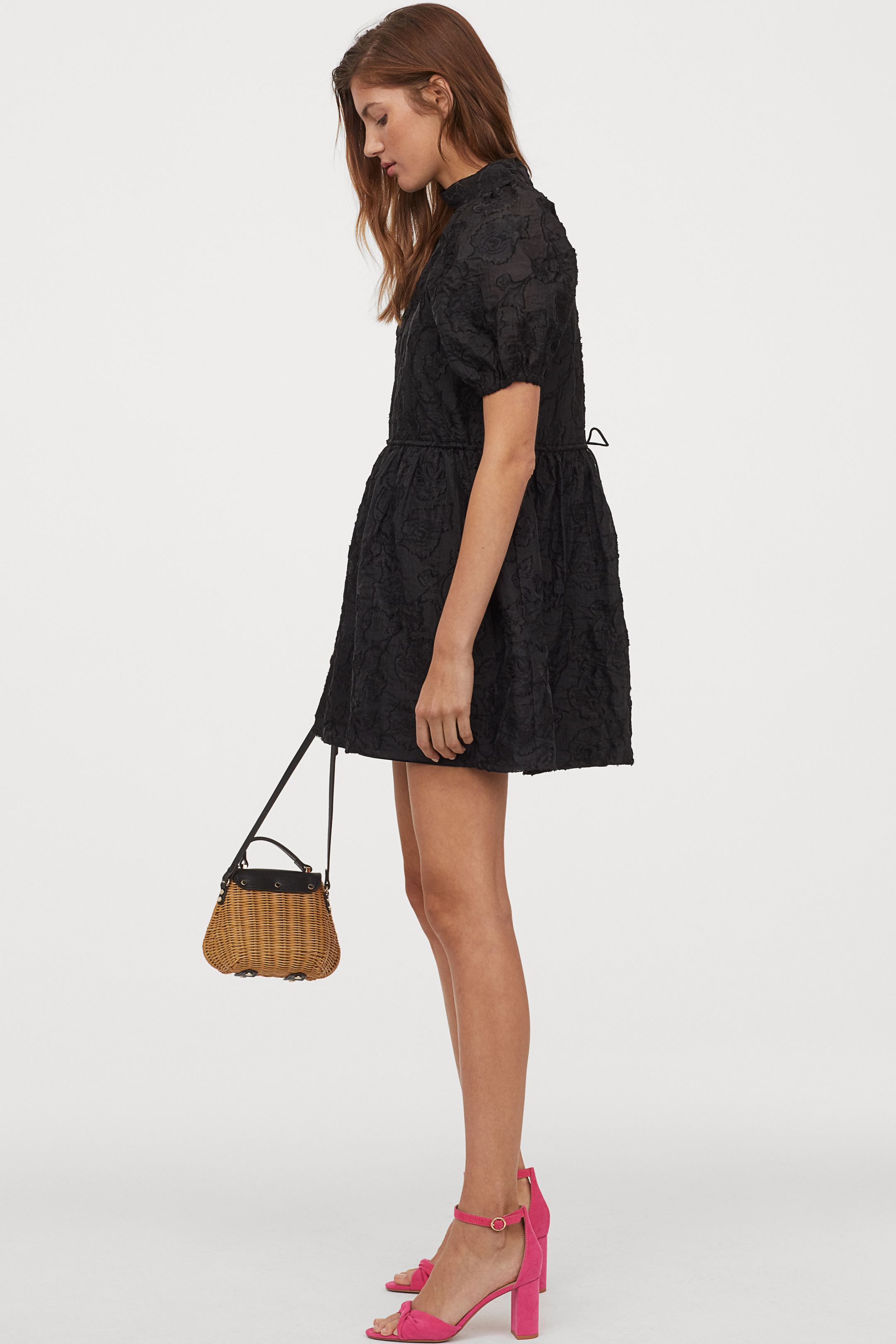 Con un toque más elegante: vestido con falda de vuelo y tejido jacquard de H&M. (44,99 euros).