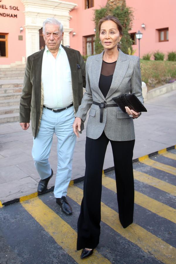 Isabel Preysler sabe muy bien como sacarse el mejor partido y hizo de este look de básicos formado por una blazer gris y un pantalón negro, uno ideal gracias a un accesorio. Con un cinturón estratégicamente anudado para marcar la cintura y estilizar así su figura.